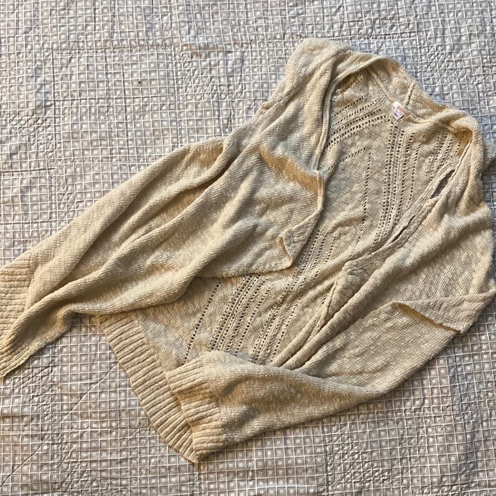 Cream sleeveless cardigan Size: XXL